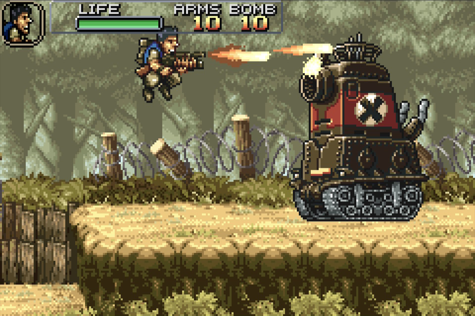 メタルスラッグアドバンスで戦車に向けてジャンプ射撃する画面