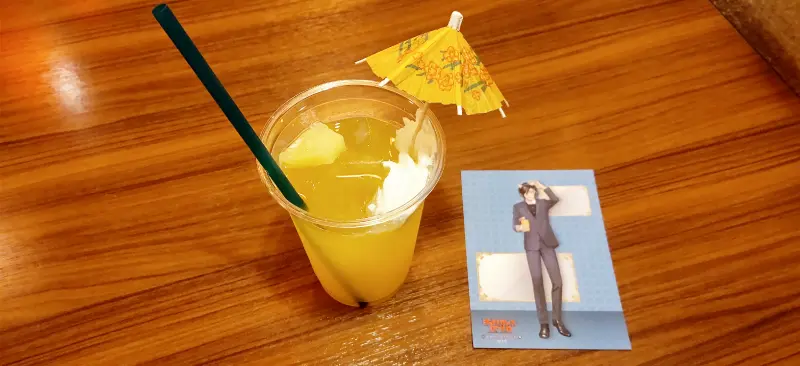 「喉が渇いた　オレンジジュースを1杯くれ ストローは濃い緑色 小さな傘を添えてくれ」の実物写真