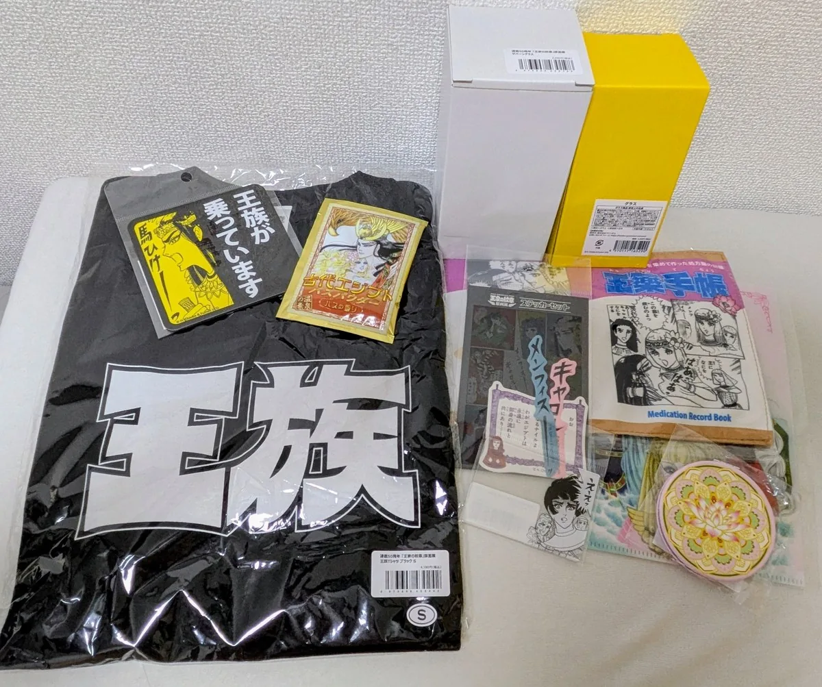 「連載50周年記念『王家の紋章』原画展」の販売グッズの数々