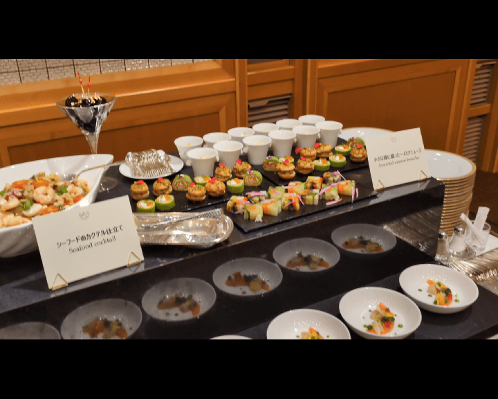 王家の紋章50周年カウントダウン記念パーティーのビュッフェ洋食ゾーン