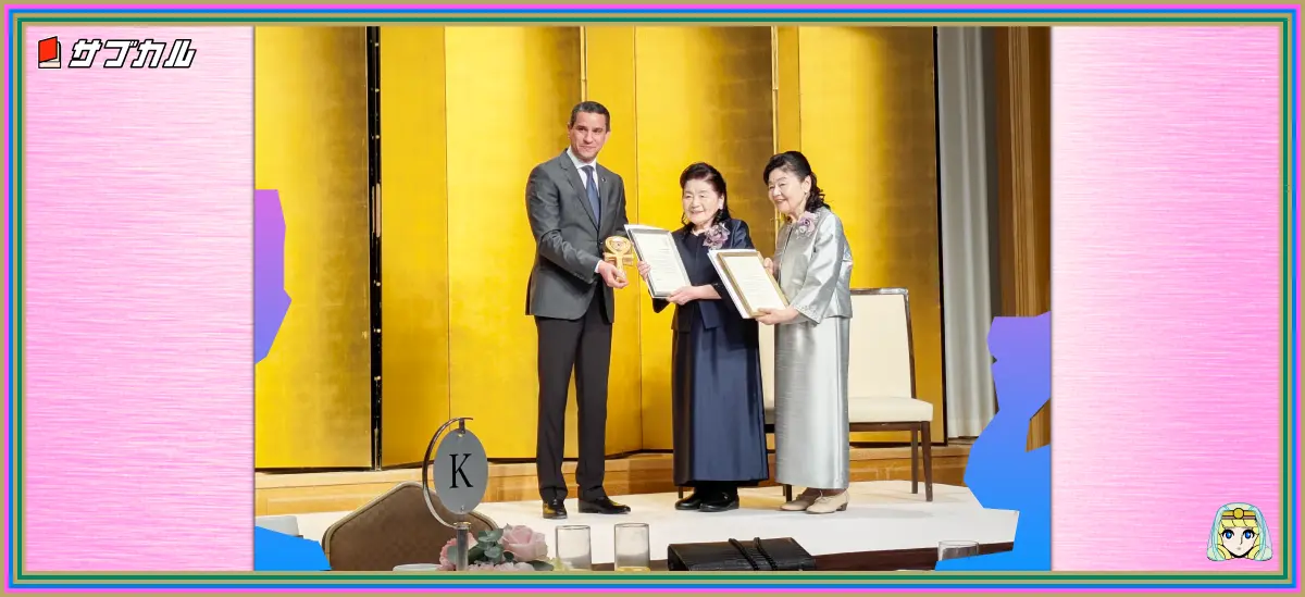 王家の紋章50周年カウントダウン記念パーティーでエジプト大使と贈り物を交換しあう細川智栄子あんど芙～みん先生