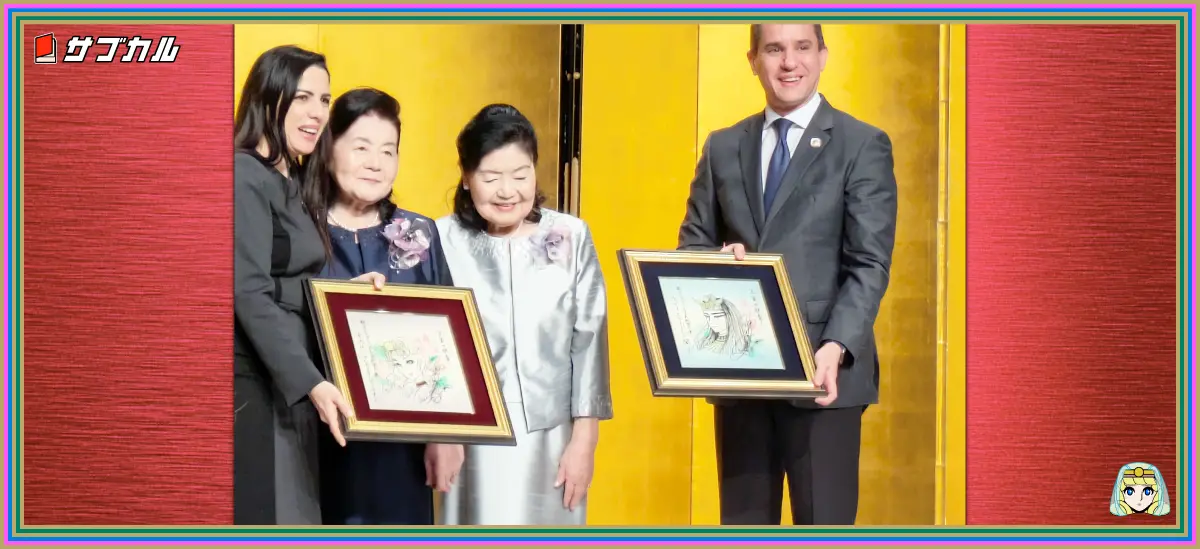 王家の紋章50周年カウントダウン記念パーティーでエジプト大使ご夫妻へ直筆色紙をプレゼントする細川智栄子あんど芙～みん先生