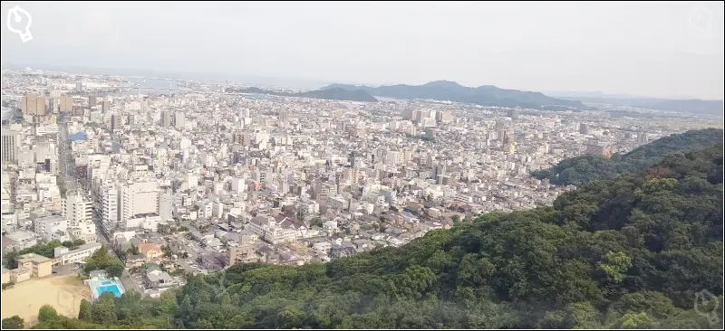 街並みと淡路島